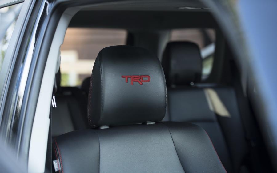 Детали интерьера Toyota 4Runner TRD Off-Road (N280) 2016 года  (NA) (фото 5 из 37)